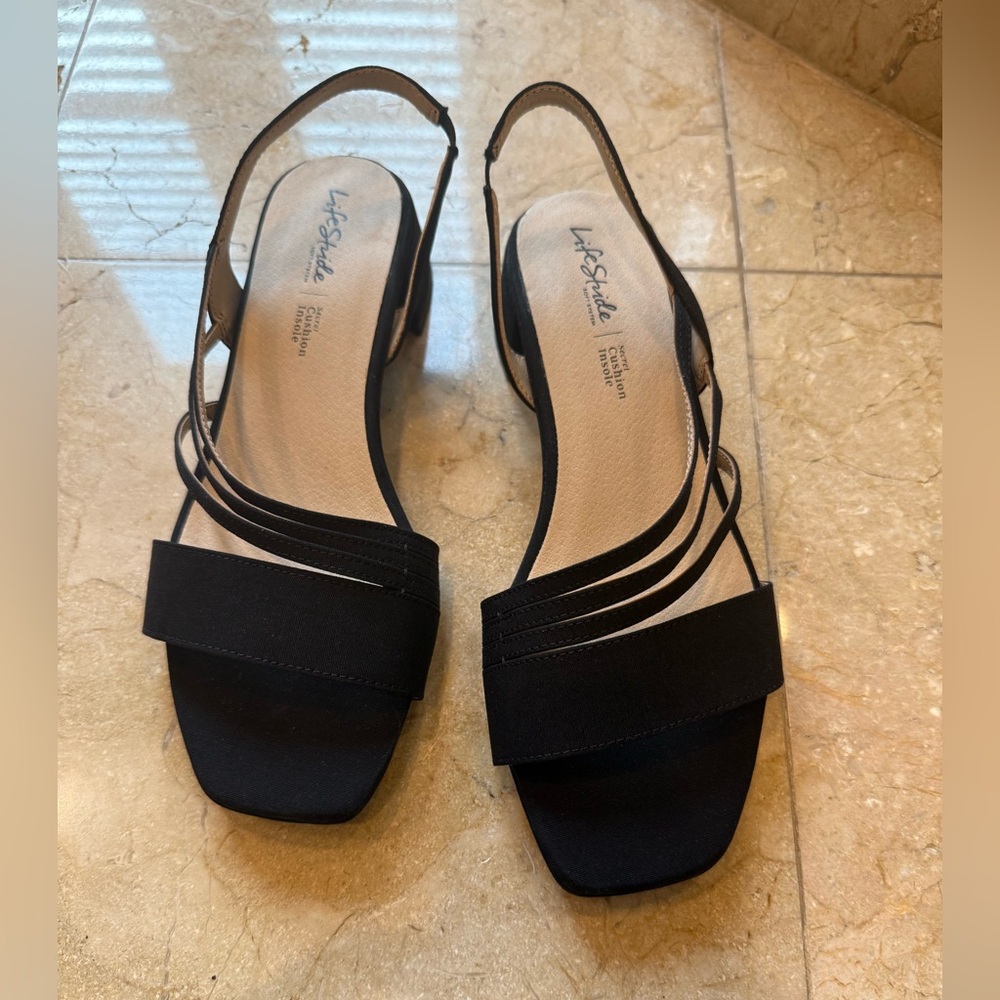 NEW! LifeStride, NWOB, Joy 2 Strappy Sandal Heeled
in Black, size 7M, unworn